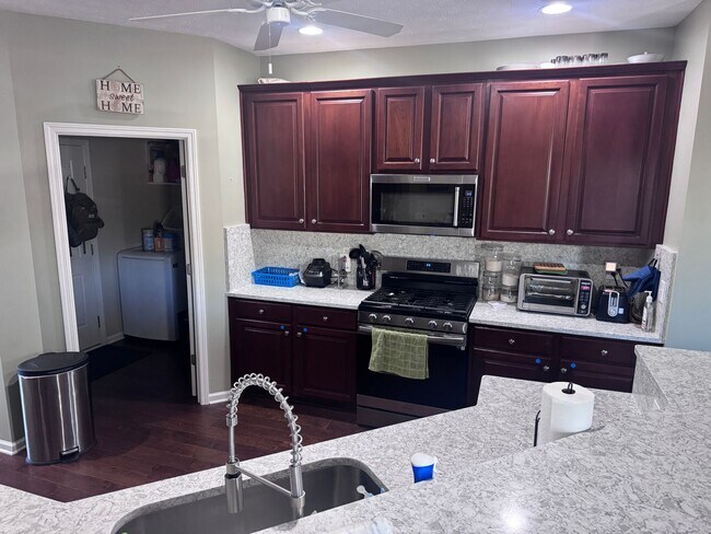 Building Photo - 4 Bedroom 2 Bath in Deer Creek