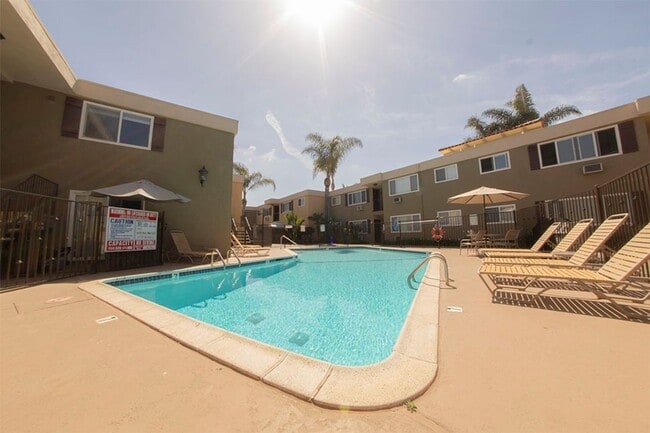 Building Photo - 2BR/1BA Clairemont Condo Freshly Painted, New Vinyl Plank Flooring Throughout Patio, 1 Parking Space