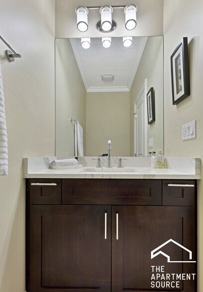 Building Photo - 1324 W Grand Ave