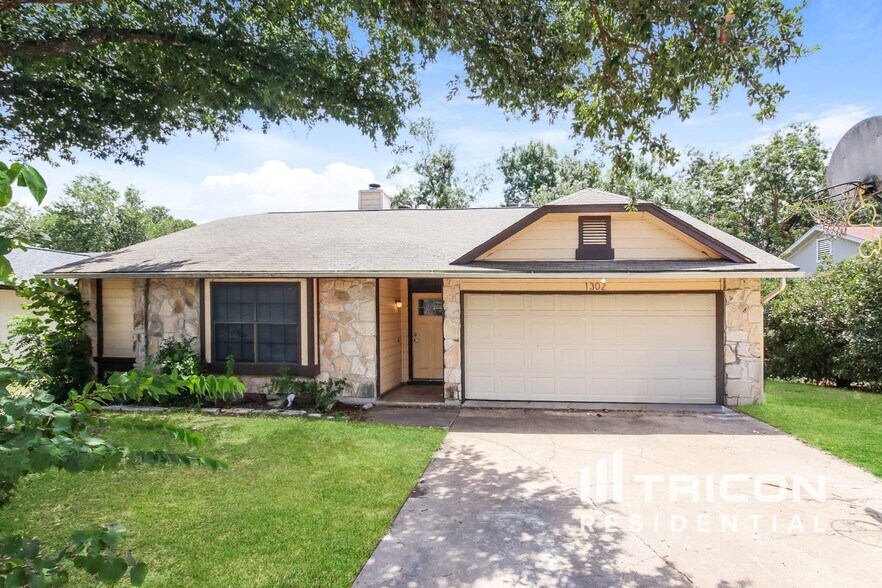 Primary Photo - 1302 Texas Oak Way