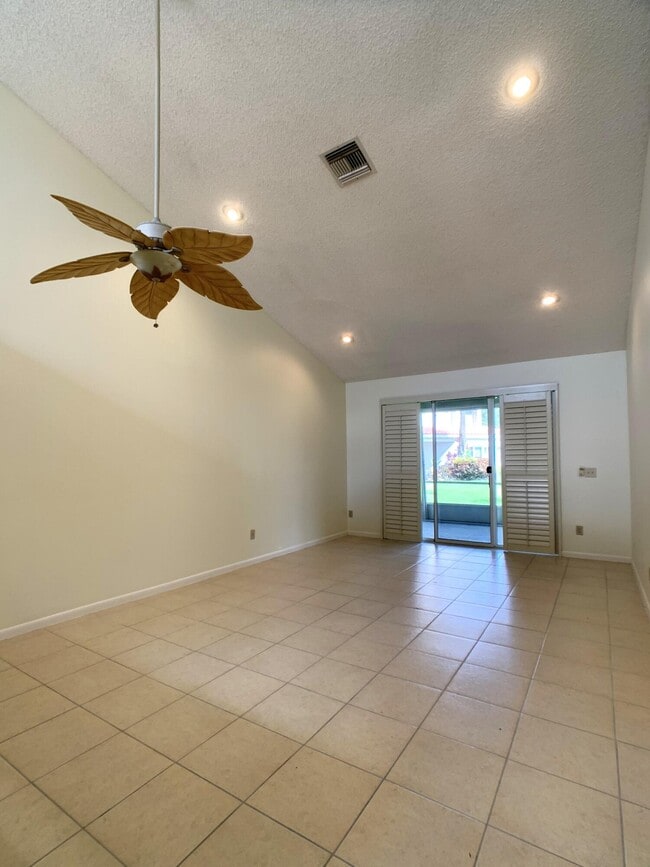 Building Photo - 10459 Lake Vista Cir