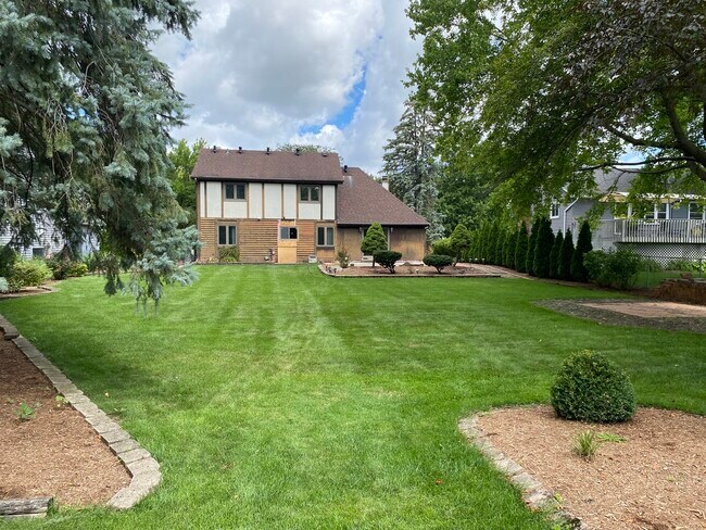 Building Photo - 1346 Leverenz Rd