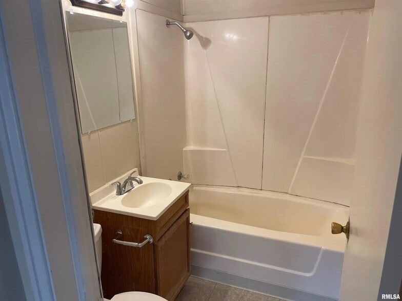 Building Photo - 2211 N Flora Ave