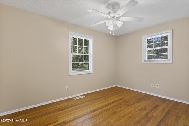 Building Photo - 404 Dogwood Ln