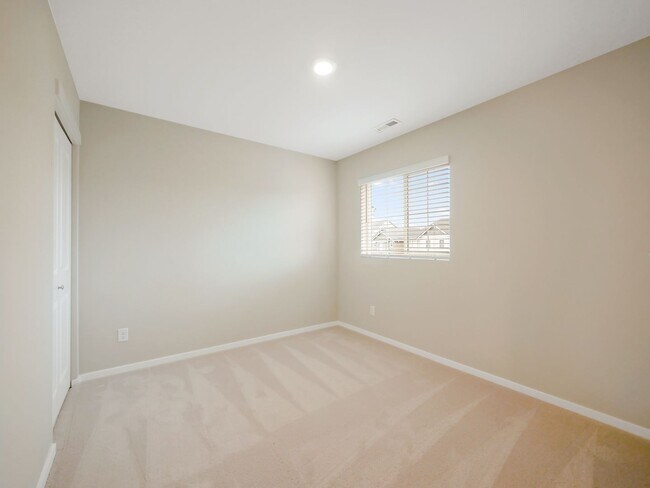 Building Photo - 4 Bed and 2.5 Bath Stunning Single-family ...