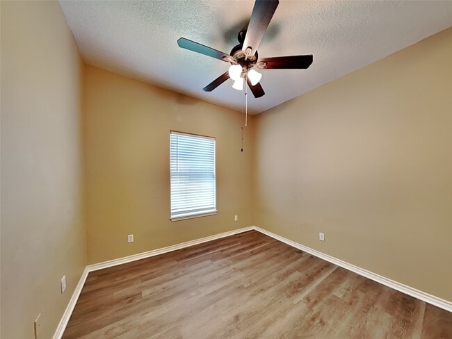 Building Photo - 906 Crystal River Rd