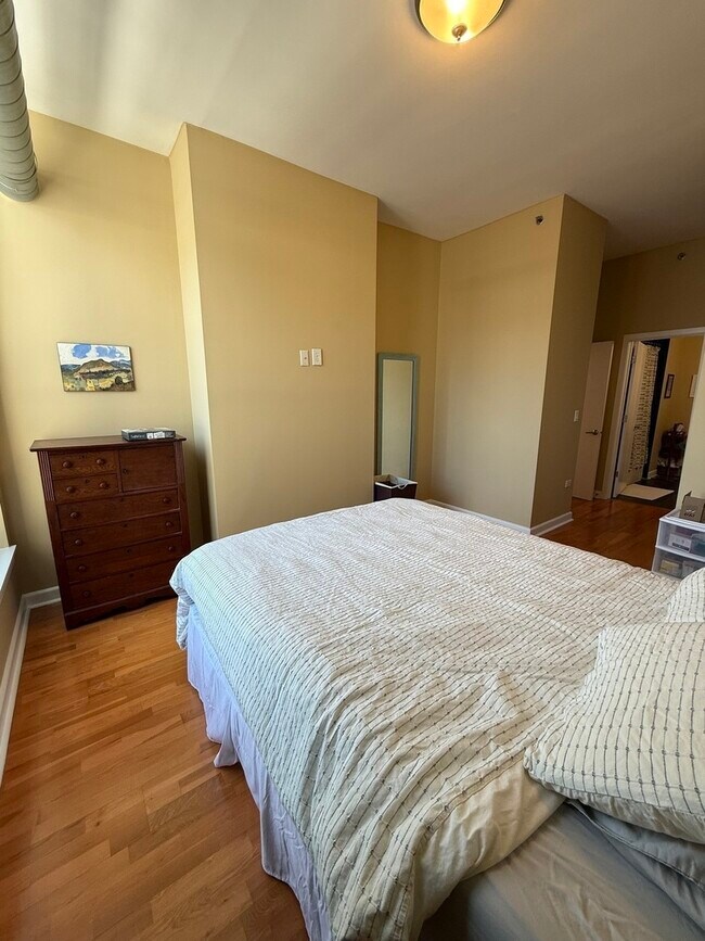 Building Photo - 1305 S Michigan Ave