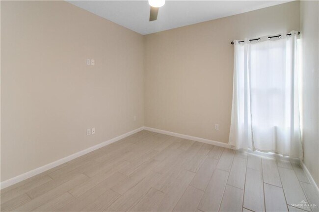 Building Photo - 3100 E Zinnia Ave