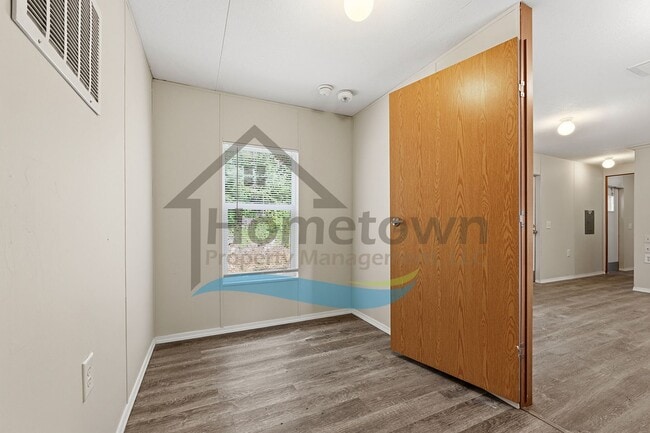 Building Photo - 2 Bedroom 1 Bath Home with Off Street Parking Available in Sagle!