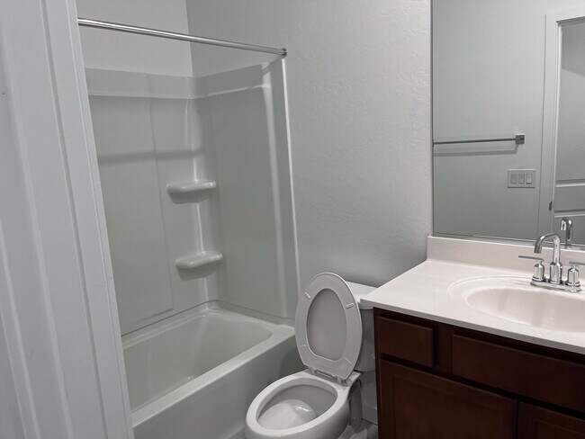 Building Photo - TOWN HOME WITH COMMUNITY POOL , GATED COMMUNITY in GILBERT!