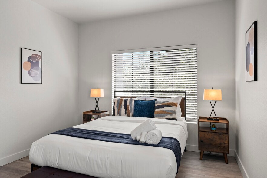 Building Photo - 875 W Pecos Rd