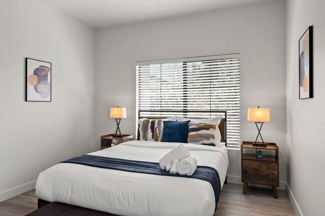 Building Photo - 875 W Pecos Rd