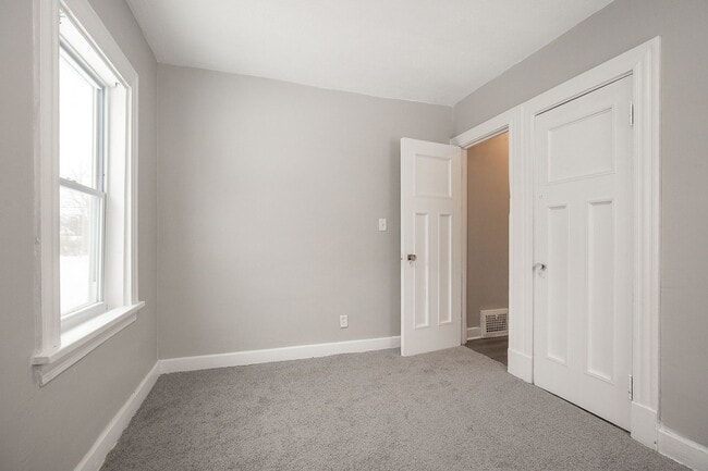 Building Photo - NEWLY RENOVATED! - 3 BED, 1.5 BATH BEAUTIFUL SINGLE- FAMILY HOME.