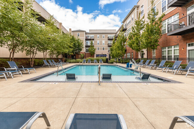 Outdoor Pool - Statehouse Highline on 9th