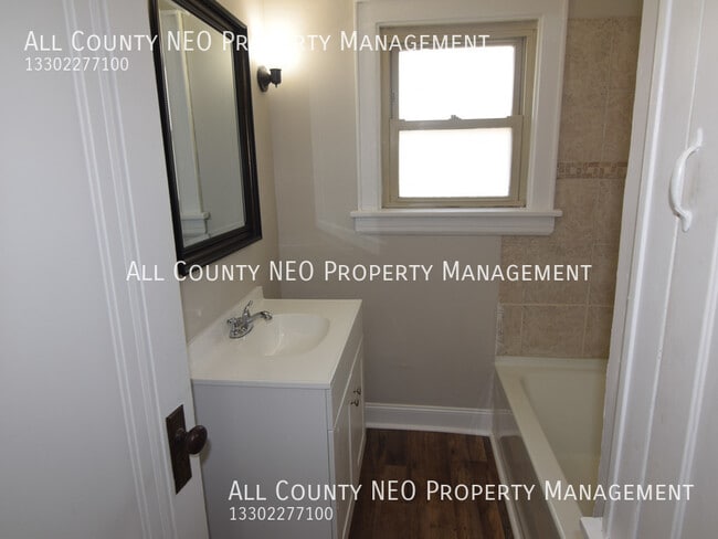 Building Photo - 643 E Archwood Ave