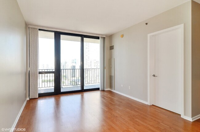 Building Photo - 210 S Desplaines St