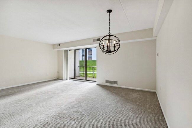 Building Photo - 1 Bedroom Condo Walking distance to Univer...