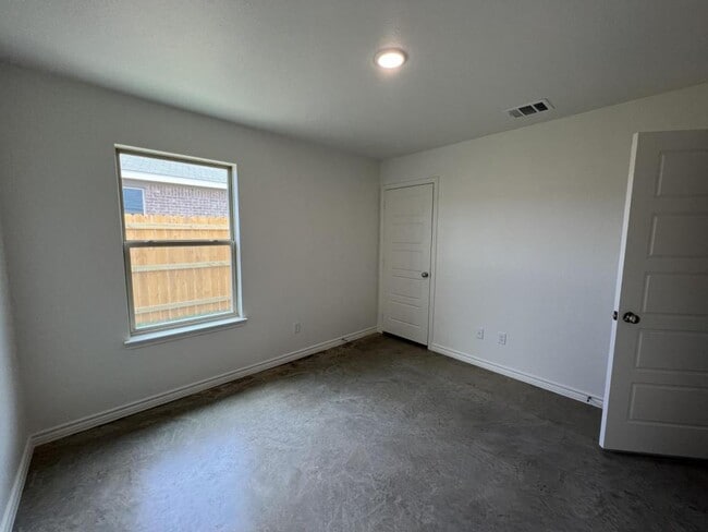 Building Photo - 113 Wind Ridge Dr