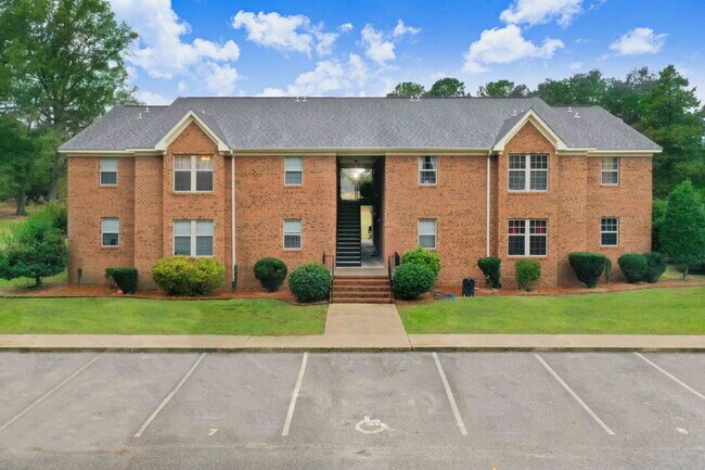 Building Photo - FOR RENT in Waynetique Apts ~ 2 Bedroom, 2 Bathroom Apartment in Goldsboro *Excellent Wayne Memor...