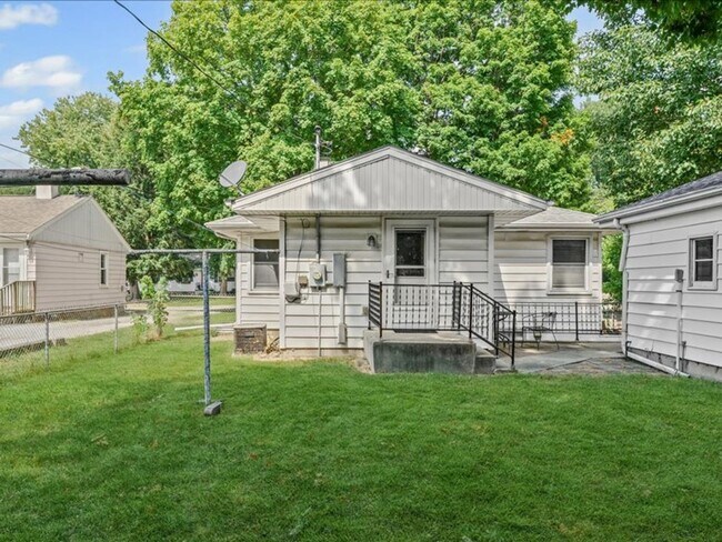 Building Photo - Spacious 3-Bedroom Home with Oversized Garage Space!