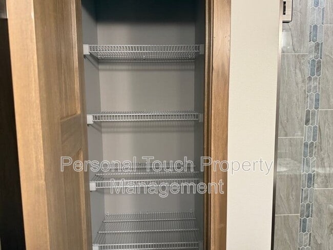 Building Photo - 7352 Eagle Point Dr S