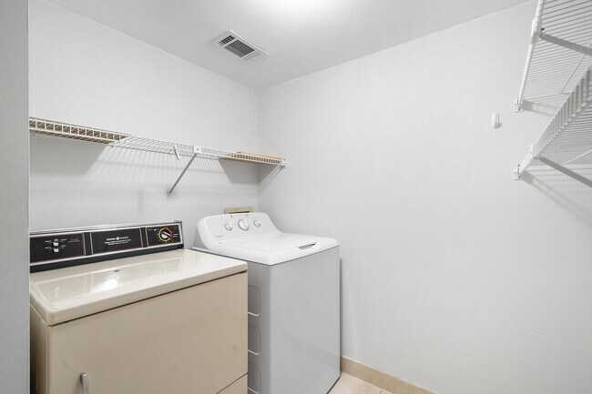 Building Photo - 1605 SW Silver Pine Way