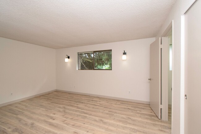 Building Photo - Duplex in Quiet Area of Sequim