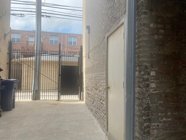 Building Photo - 2319 E 70th Pl