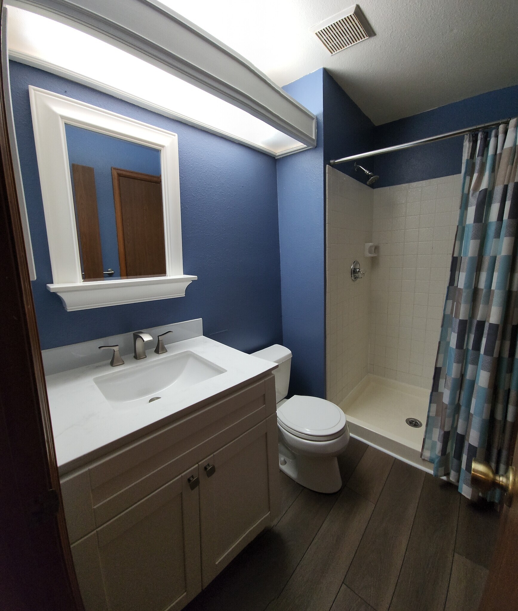 Upper Guest Bath & Shower - 415 Pheasant Run