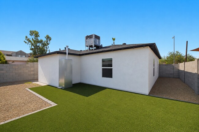 Building Photo - 1005 E Mariposa St