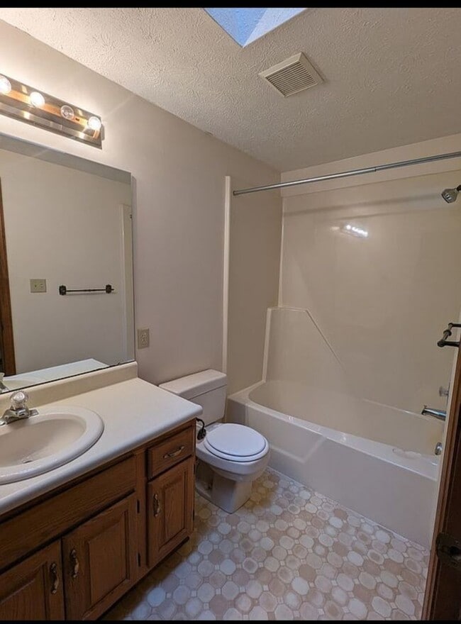 Building Photo - Charming and Convenient Townhome for Rent....