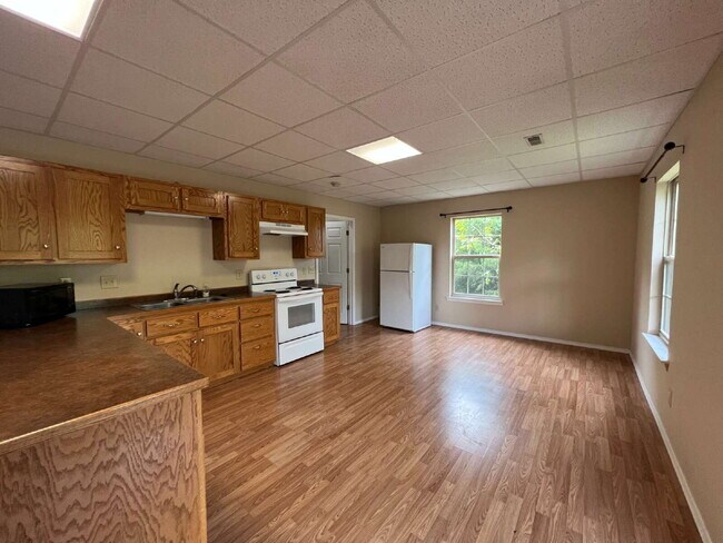 Building Photo - Spacious 5 Bedroom with 2nd Kitchen