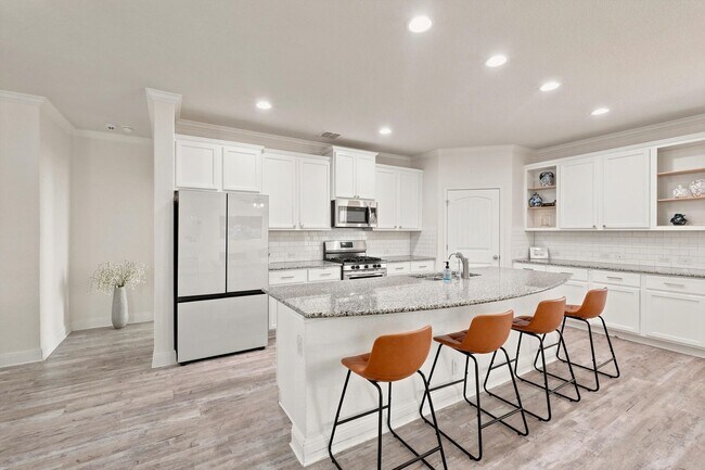 Building Photo - Spacious 6 Bedroom with Media Room!