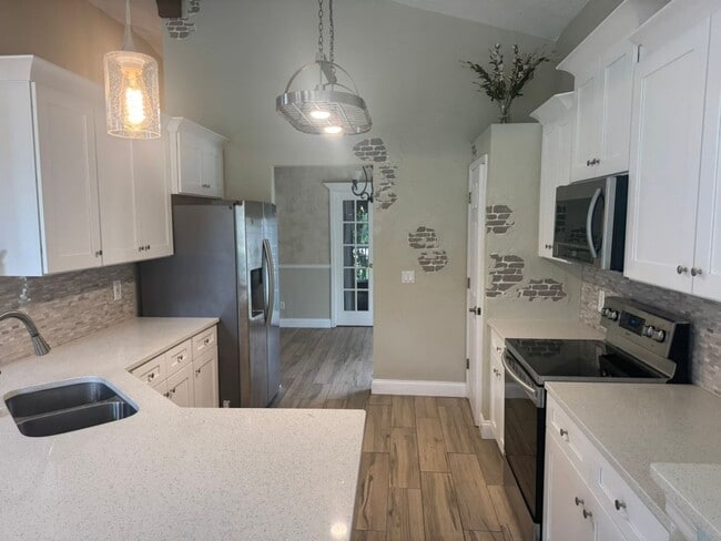Building Photo - Stunning 4 Bedroom Home Available Now! ***...