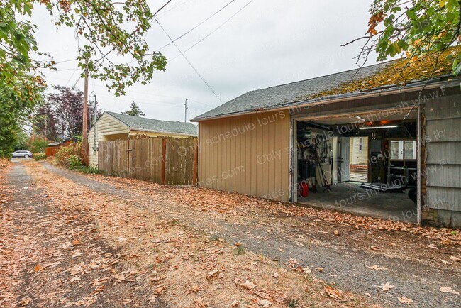 Building Photo - 5527 SE 71st Ave