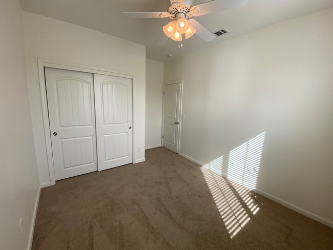 Building Photo - NW Visalia Home Available now, October SPE...