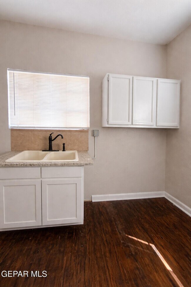 Building Photo - 1114 N El Paso St