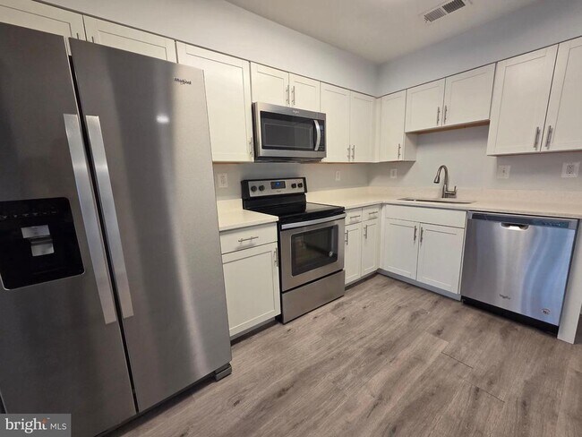 Building Photo - 15040 Cherrywood Dr