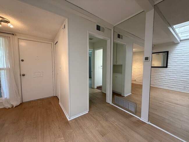 Building Photo - Large and bright condo in the Grossmont Vi...