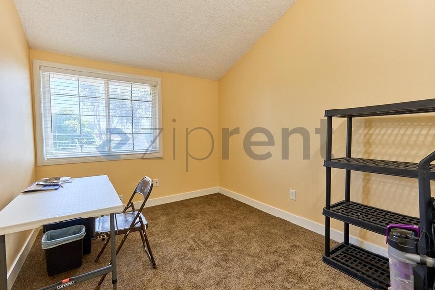 Building Photo - Unit