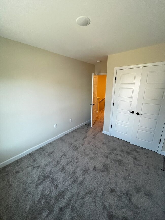 Building Photo - Luxury Townhome in Congers Creek