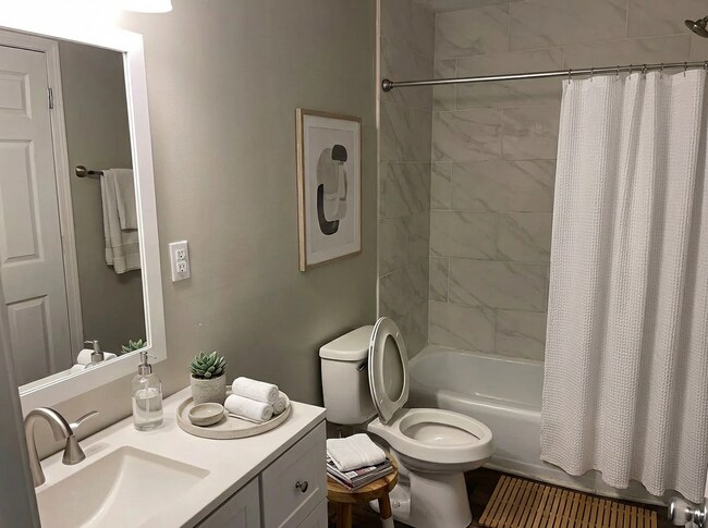 Building Photo - 1308 Ivy St