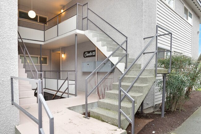 Building Photo - North Beacon Hill 1 Bedroom Apartment for Rent | Beacon Hill Light Rail Access, Balcony, Hardwood...
