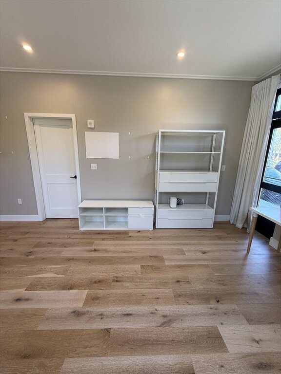 Building Photo - "Charming 1-Bed Boston Retreat with Granite Touches, Cozy Fireplace & Hardwood Elegance!"