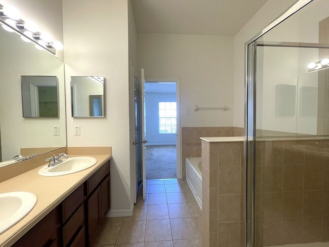 Building Photo - 3/2.5 Townhome in Pinellas Park Available Immediately