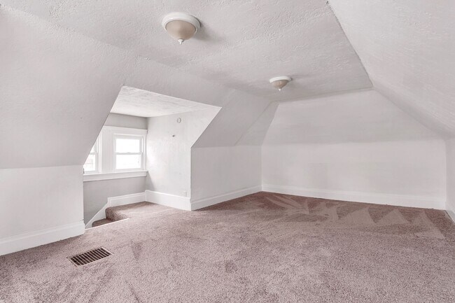 Building Photo - Newly Renovated 4 Bedroom Home in West Lib...