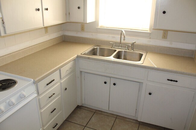 Building Photo - 303 E Avenue A