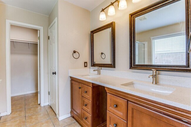 Building Photo - 648 Columbine Ave