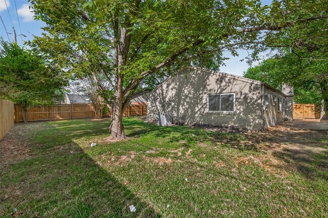 Building Photo - 11923 Briar Forest Dr