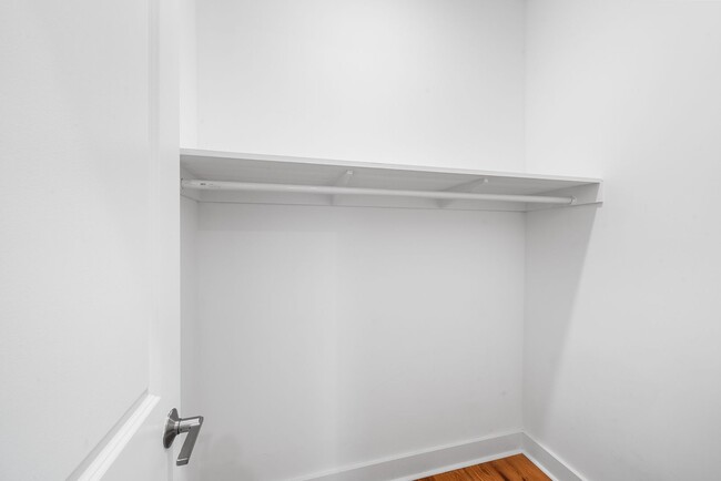 Building Photo - 4 Bed 3.5 Bath Townhomes 2176 sqft